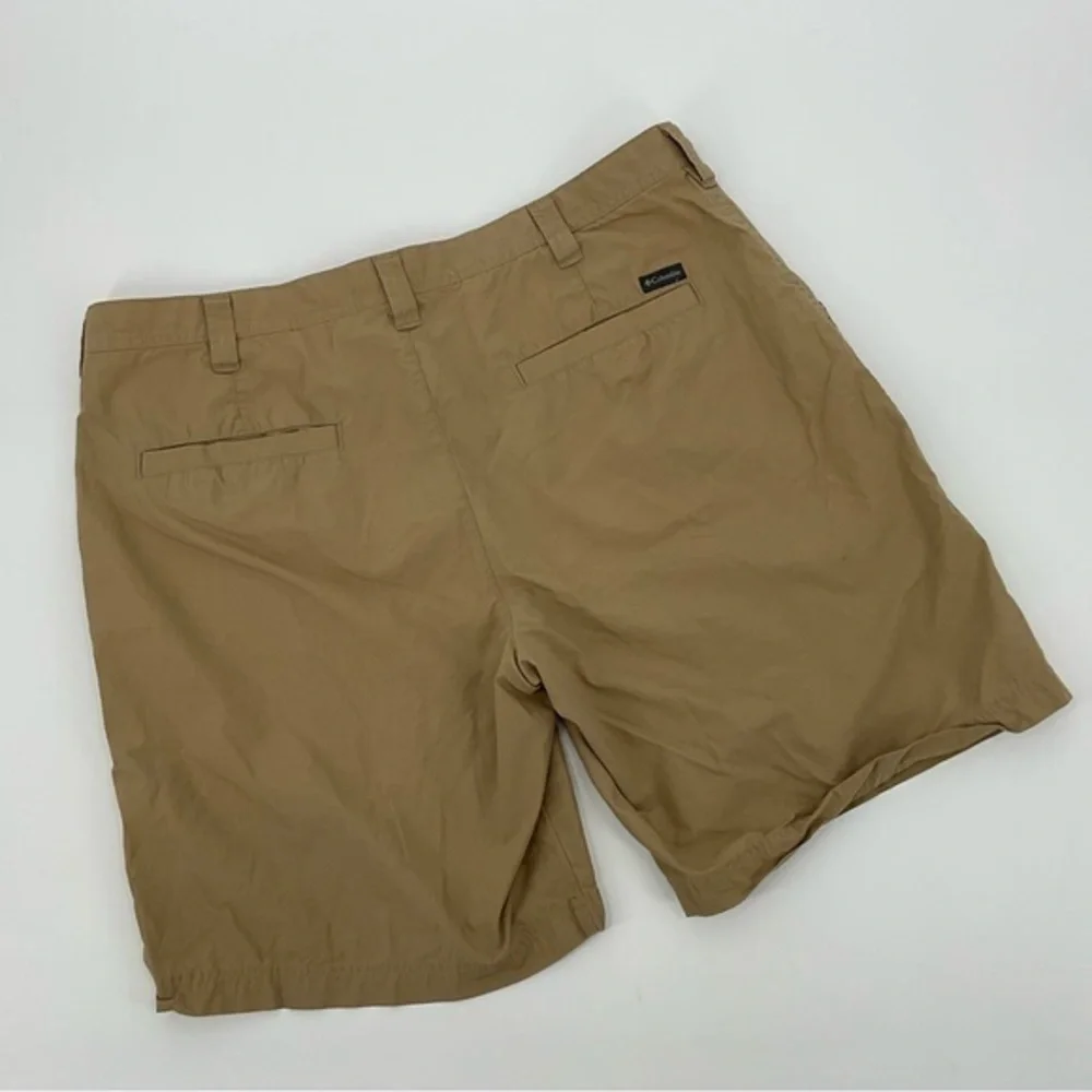Columbia Khaki Light Weight Shorts Size 38‎ L6